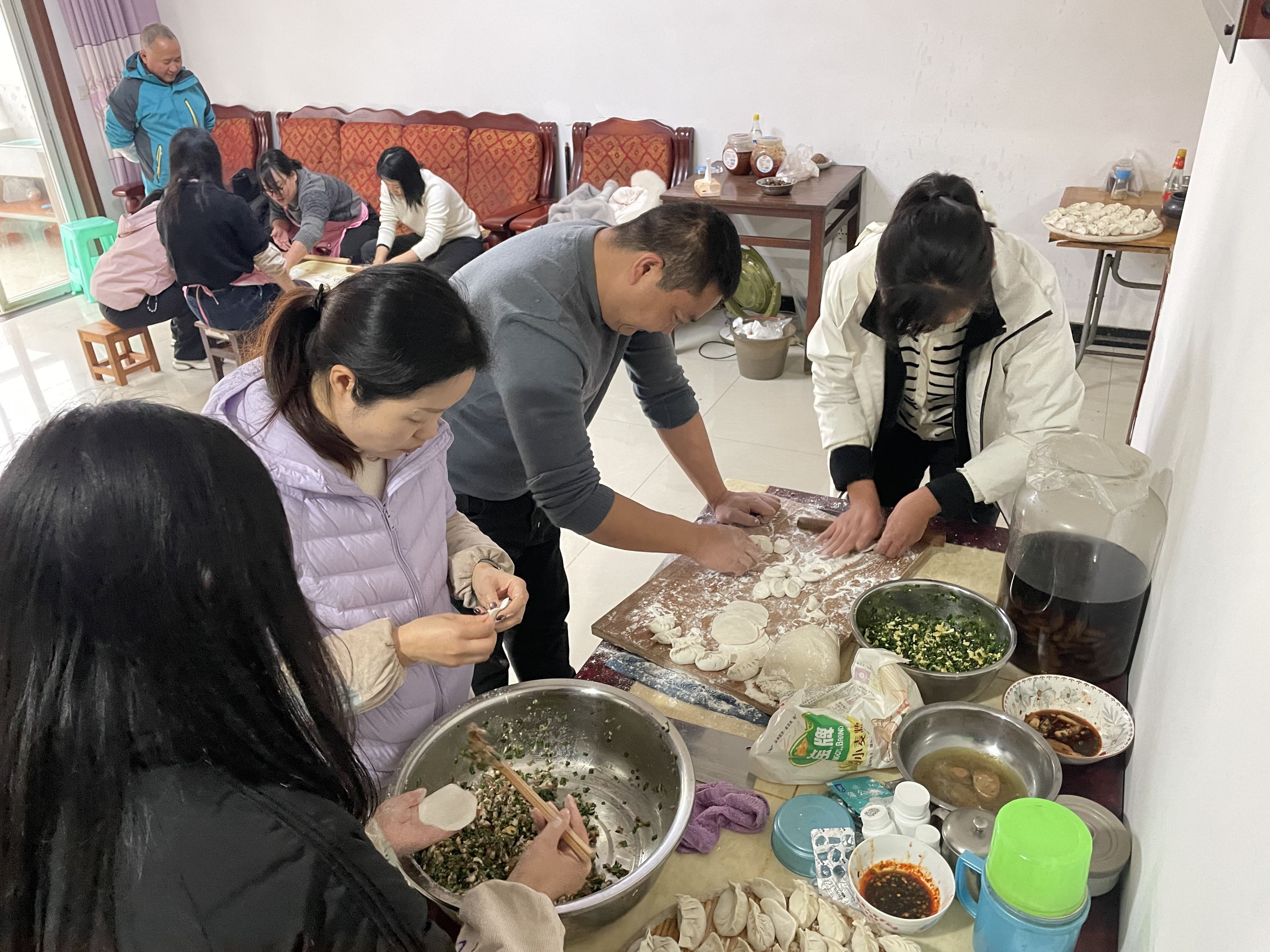 中梁镇：寒冬飘饺香 红岩暖心扉——石院村2025年末慰问独居老人活动