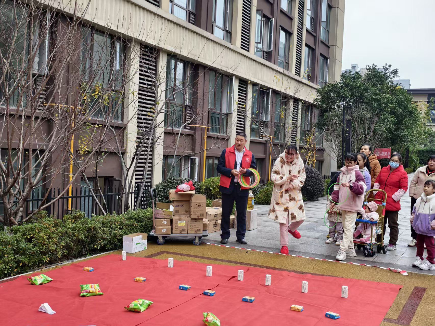 联芳街道香榭里社区举办“邻里欢聚‘圈’出幸福”趣味活动
