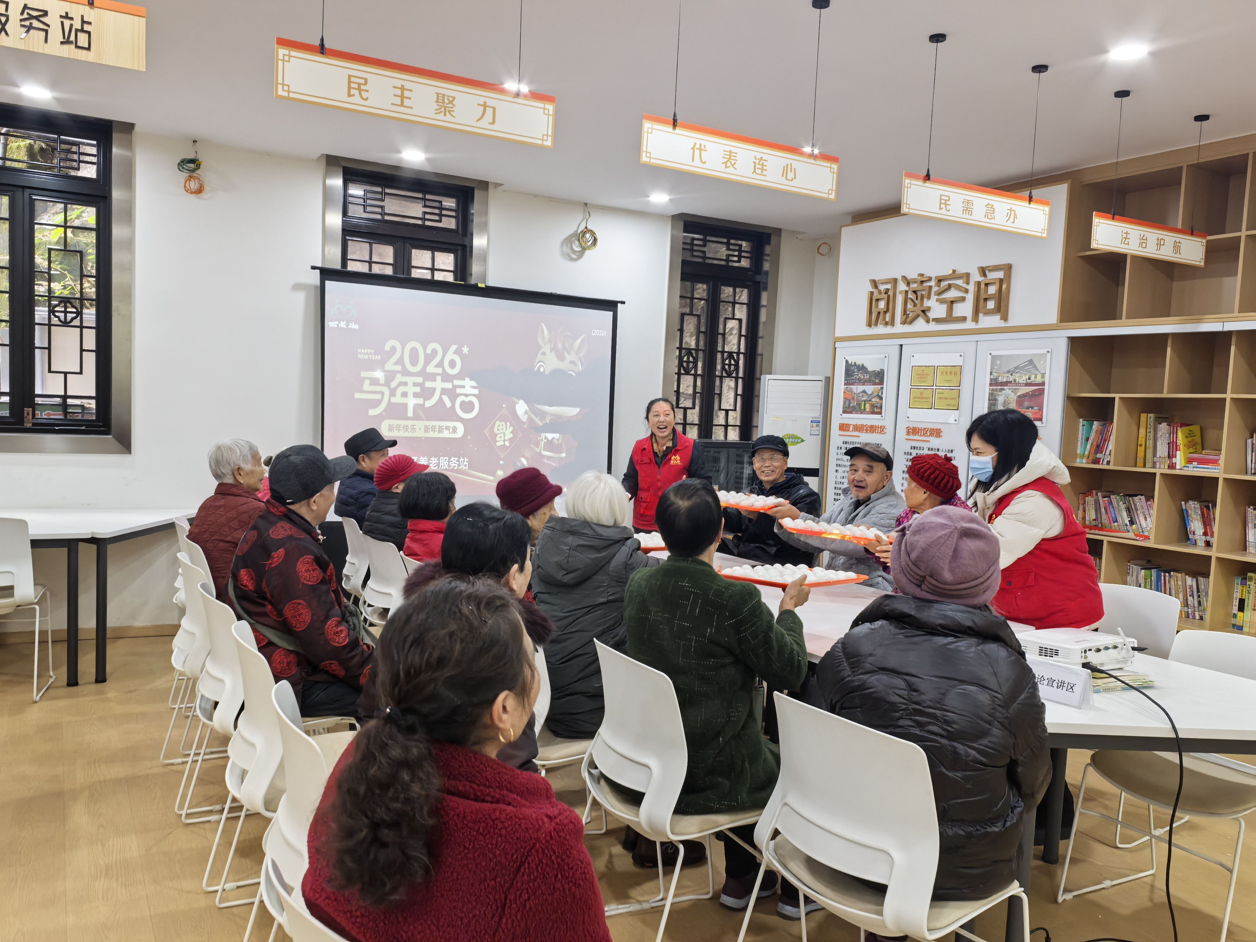 磁器口街道金蓉社区开展“情暖社区迎新年，邻里同乐包汤圆”主题活动