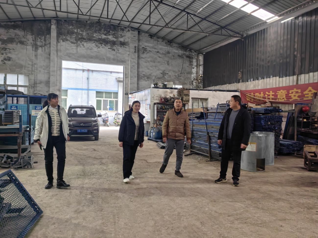 中梁镇：凝心暖企护安全精准服务迎新春——石院村开展元旦节前企业大走访活动