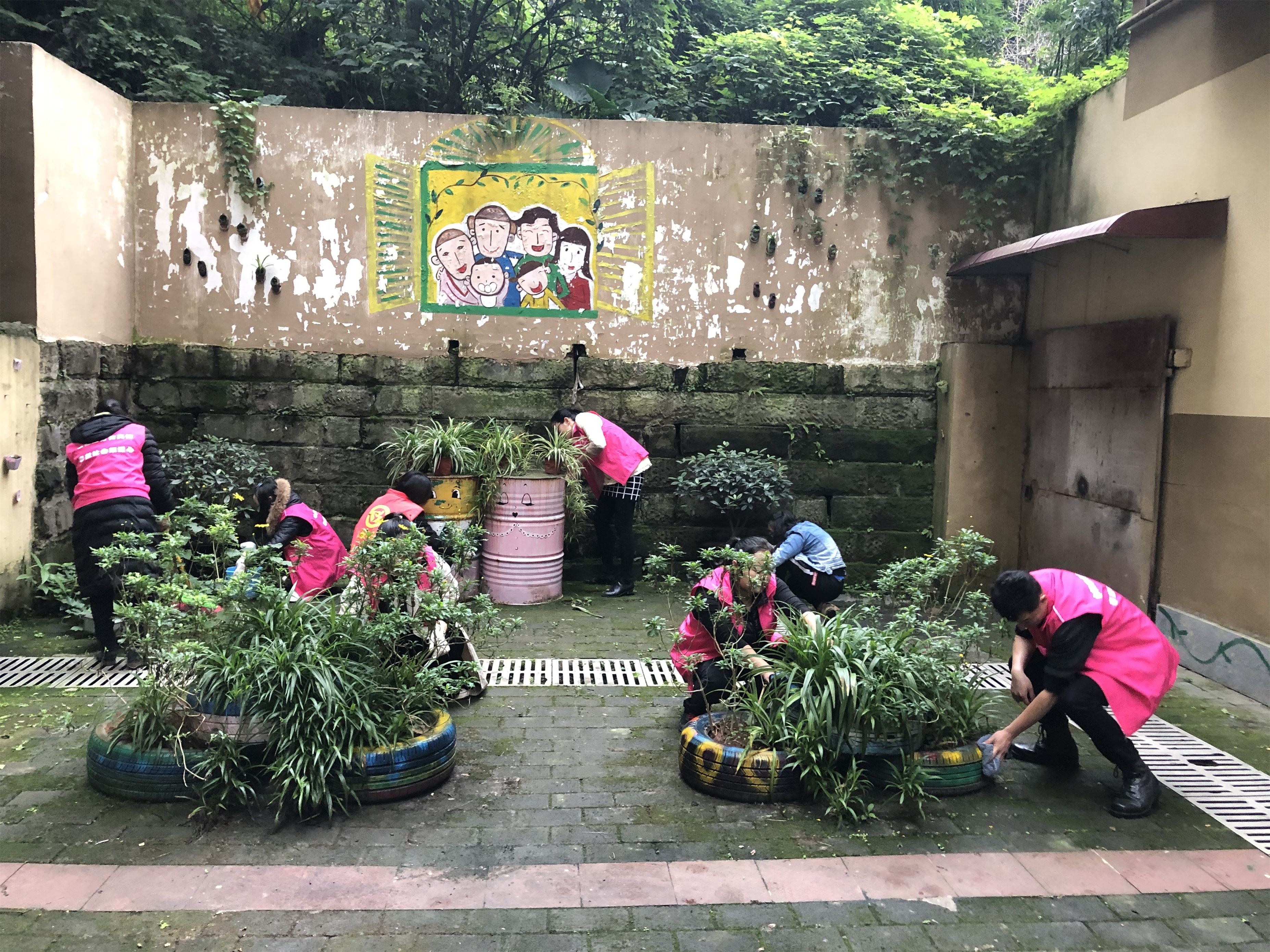 石井坡街道和平山社区开展“植绿护绿·美化家园”主题活动