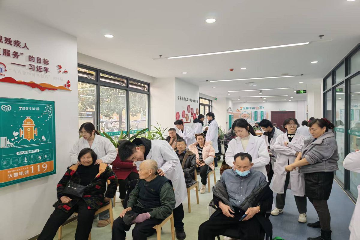 丰文街道开展“情暖丰文，关爱同行”—重医高专义诊志愿服务进残疾社区活动